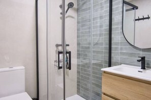 Een douche, een haardroger, zeep