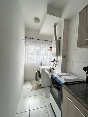 Een douche, handdoeken, toiletpapier