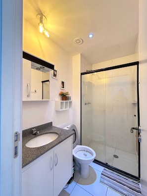 Douche, serviettes fournies, papier de toilette