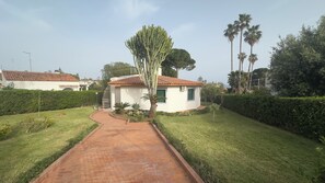 Property grounds - Villa with garden in exclusive residence suitable for families children and pets (Fontane Bianche. Siracusa)