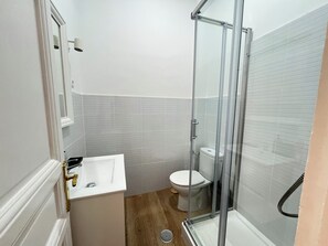 Sèche-cheveux, serviettes fournies