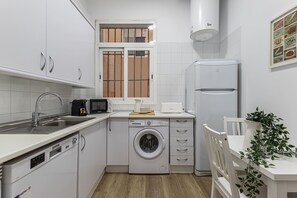 Fridge, microwave, oven, stovetop - Hogar Malasaña (Madrid)