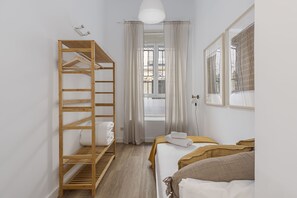 3 bedrooms, iron/ironing board, internet, bed sheets