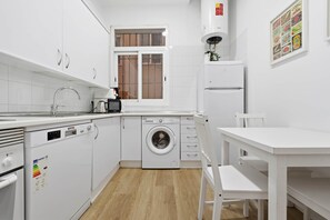 Réfrigérateur, four à micro-ondes, un four, surface de cuisson