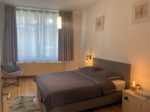 5 bedrooms, in-room safe, desk, iron/ironing board - House in historic city center, near nature, beautiful view, sun terrace & garage (Dinant)
