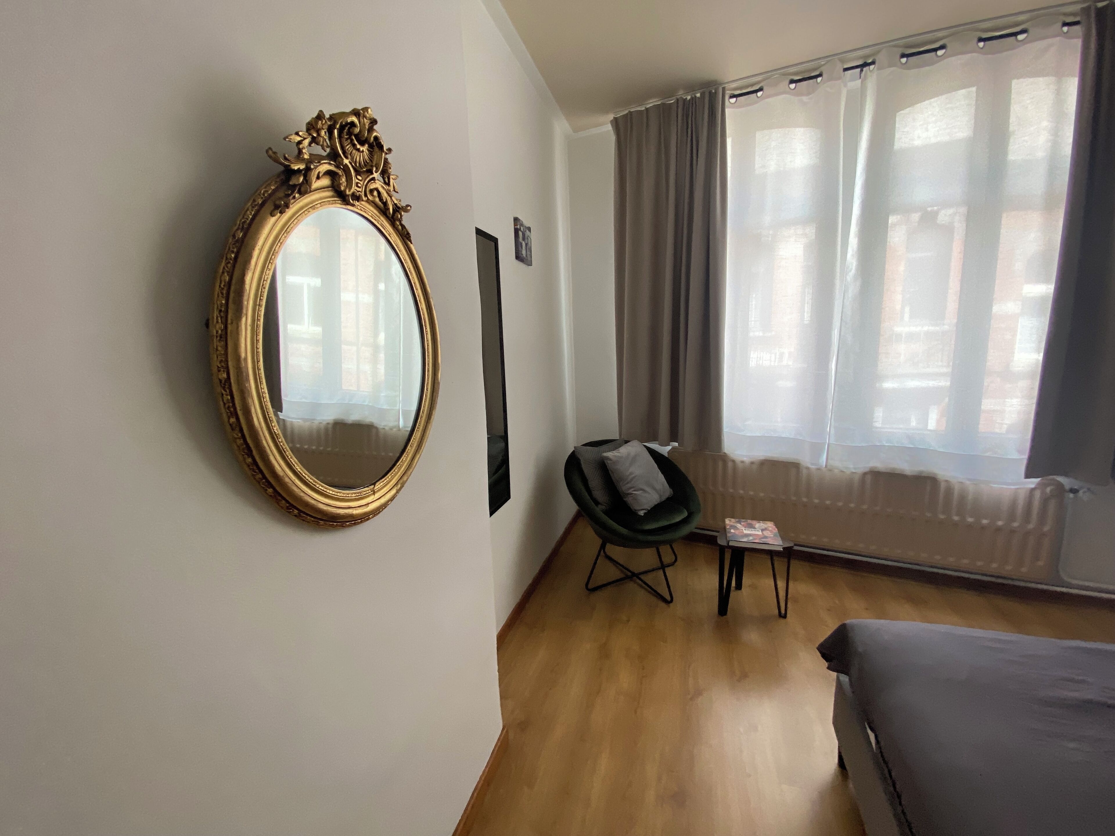 5 Schlafzimmer, Zimmersafe, Schreibtisch, Bügeleisen/Bügelbrett