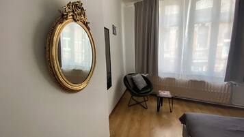 5 Schlafzimmer, Zimmersafe, Schreibtisch, BĂŒgeleisen/BĂŒgelbrett