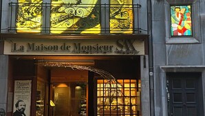 Un edificio con un letrero que dice "La Maison de Monsieur Sax".