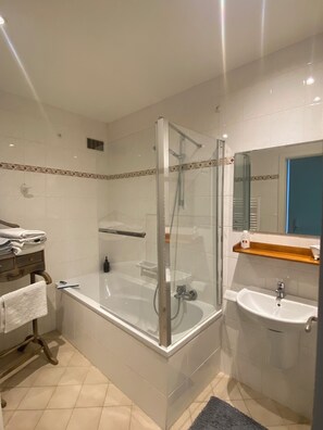 Douche, sèche-cheveux, serviettes fournies, savon