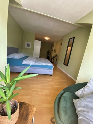 5 chambres, coffre-fort, bureau, fer et planche à repasser