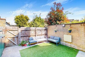 Property grounds - Bright 2BR Flat W/Garden & BBQ  Near River Thames (London)