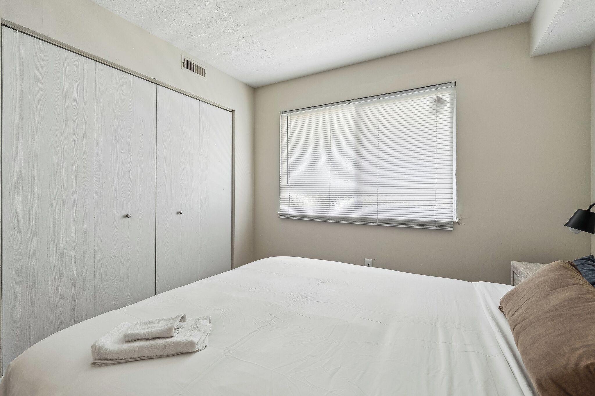 2 bedrooms, desk, iron/ironing board, travel crib