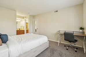 2 bedrooms, desk, iron/ironing board, travel cot - Northwoods 8083-2C I 2 Bed 1 Bath (Columbus)