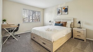 2 chambres, bureau, fer et planche à repasser, lit de bébé portatif