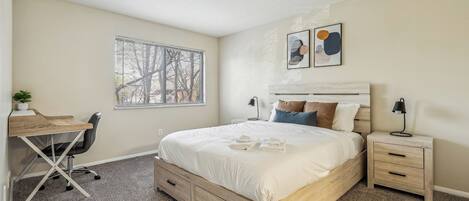 2 chambres, bureau, fer et planche à repasser, lit de bébé portatif