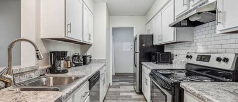 Jääkaappi, mikroaaltouuni, uuni, liesi