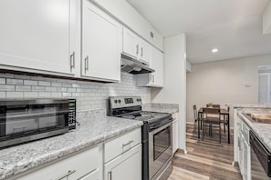 Refrigerador, microondas, horno y parrilla de estufa 