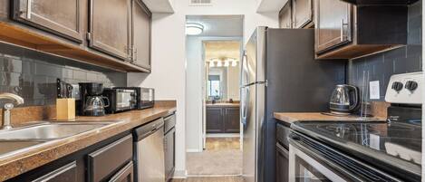 Jääkaappi, mikroaaltouuni, uuni, liesi