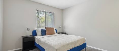 Skrivbord, strykjärn/strykbräda, resesäng och gratis wi-fi