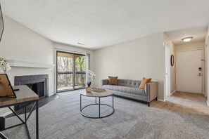 Smart TV, offices - Northwoods 8129-2B I Comfy 1 Bed 1 Bath (Columbus)