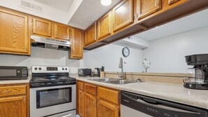 Coffee/tea maker, fridge, microwave, oven - Northwoods 8129-2B I Comfy 1 Bed 1 Bath (Columbus)
