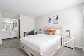 Työpöytä, silitysrauta/-lauta, vauvan matkasänky, ilmainen Wi-Fi