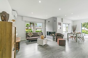 Télévision à écran plat, cheminée