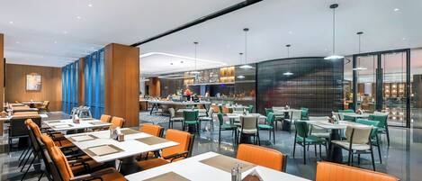 Ein modernes Restaurant mit mehreren Essbereichen, darunter eine Bar und ein Buffet.