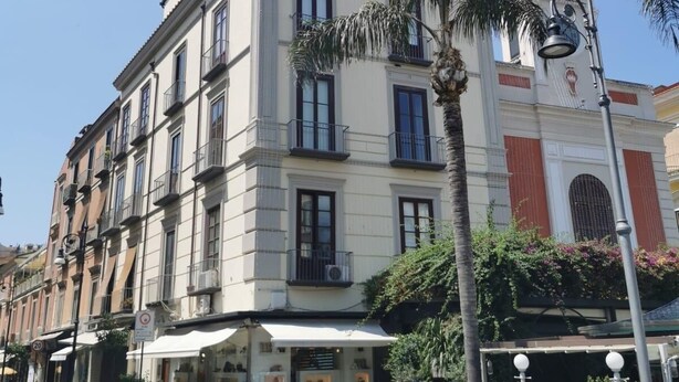 Un edificio histórico de arquitectura clásica, con una cúpula central y varios balcones.