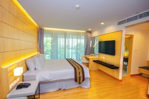 ห้องดีลักซ์ดับเบิล, ระเบียง, วิวเมือง | โต๊ะทำงาน, พื้นที่ทำงานแบบใช้แล็ปท็อป, ห้องเก็บเสียง
