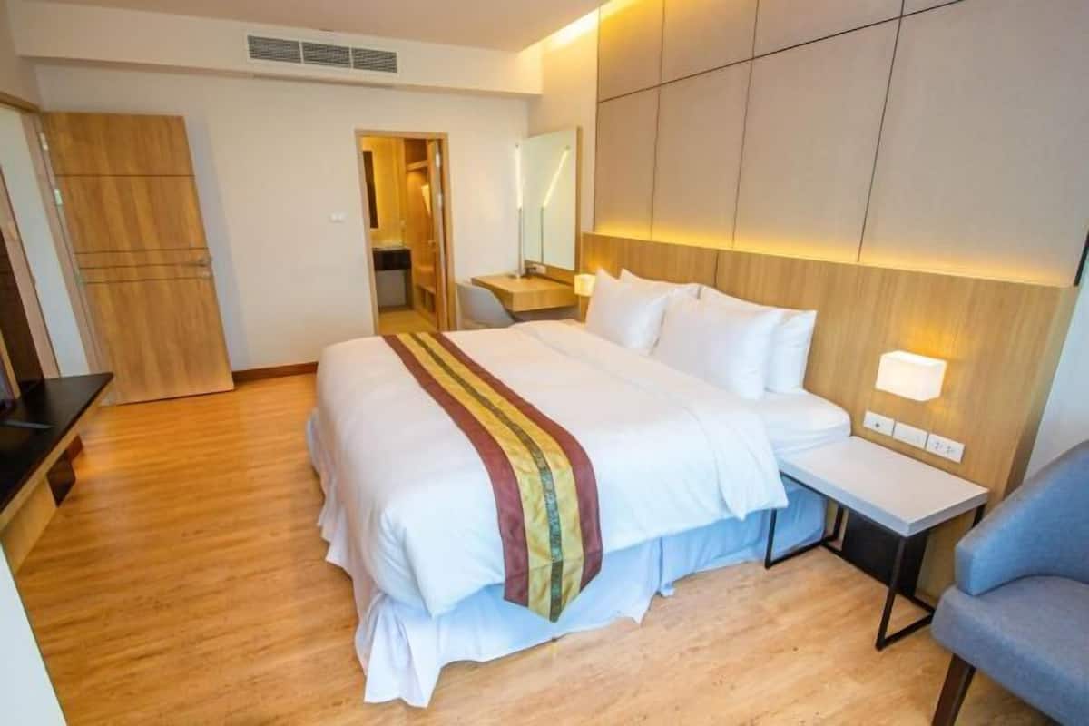 Desk, laptop workspace, soundproofing, free cots/infant beds