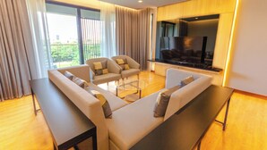 A modern living room with a sofa set, a coffee table, and a flat-screen TV. - The Grand Chaiyapruek Nimman Chiangmai (Chiang Mai)