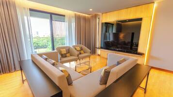 Suíte família, sacada, vista para a cidade | Escrivaninha, espaço de trabalho para notebook, Wi-Fi de cortesia