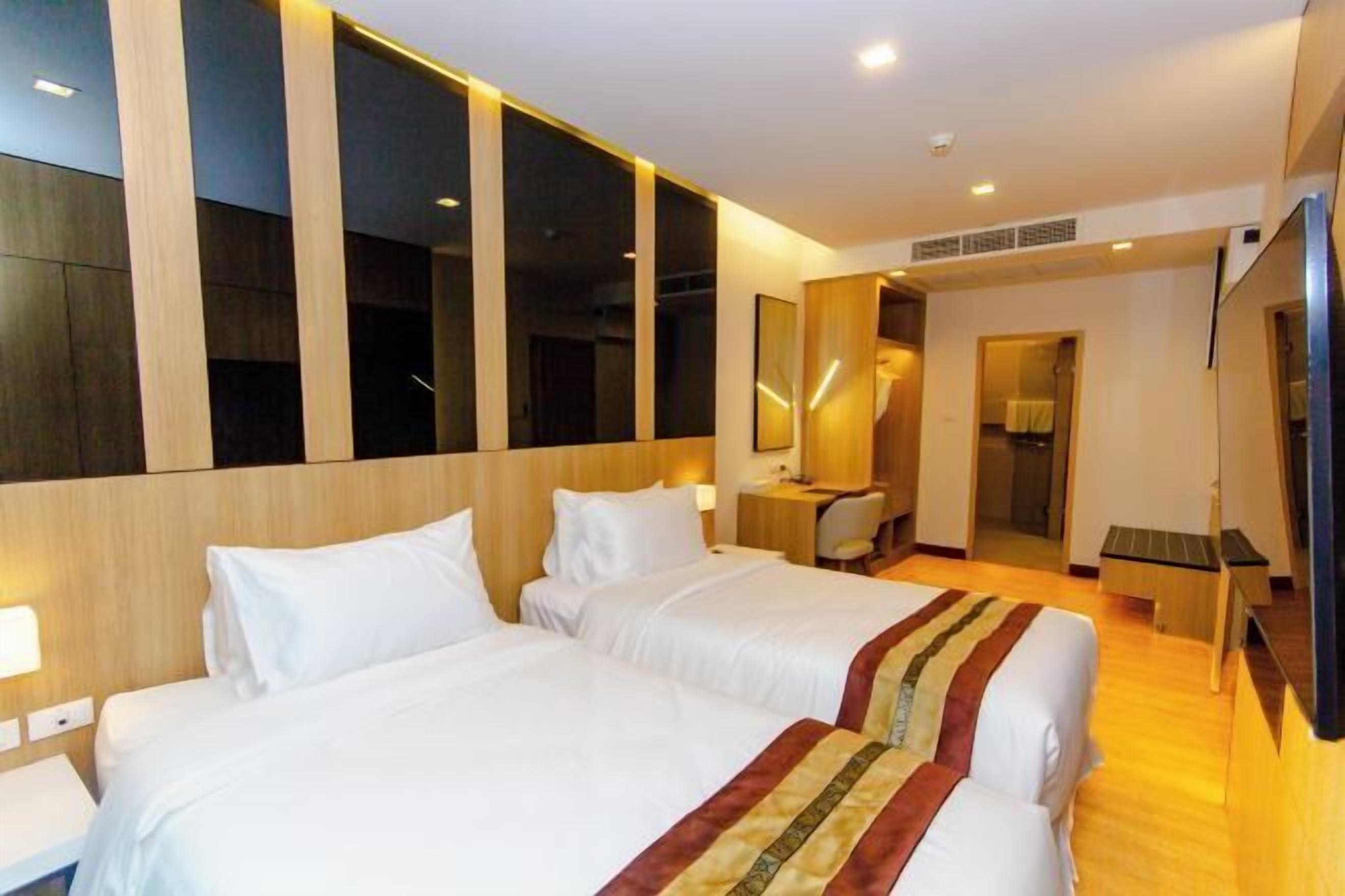 Desk, laptop workspace, soundproofing, free cribs/infant beds