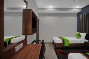 Desk, laptop workspace, rollaway beds, free WiFi - HOTEL WOW (Surat)