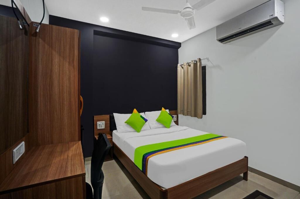 Escritorio, espacio para trabajar con un portátil, camas supletorias