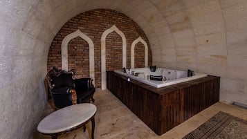 Suite | Jetted tub
