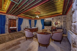 Suite superior | Área de sala de estar | Smart TV de 43 pulgadas con canales vía satélite 