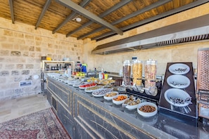 بوفيه فطور مجانًا يوميًا