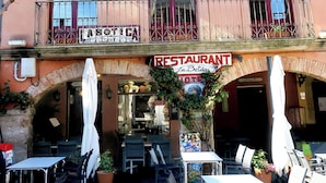 A two-story building with a restaurant on the ground floor. - Hotel La Botiga (Prades)