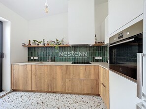 Fridge, oven, stovetop, dishwasher - Évasion Authentique au Cœur de Laroque des Albères (Laroque-des-Albères)