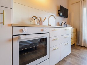 Een koelkast, een microgolfoven, een oven