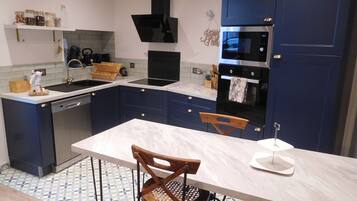 Jääkaappi, mikroaaltouuni, uuni, astianpesukone