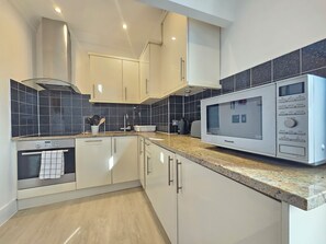 Micro-ondes, four, plaque de cuisson, lave-vaisselle