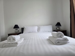 2 chambres, fer et planche à repasser, Wi-Fi, draps fournis