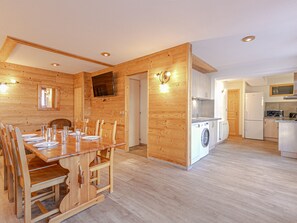 A modern log cabin with a dining area, kitchen, and laundry facilities. - Renovated apartment for 8 people in Aussois (Aussois)