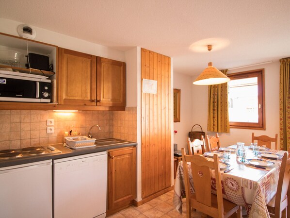 Fridge, microwave, dishwasher, coffee/tea maker