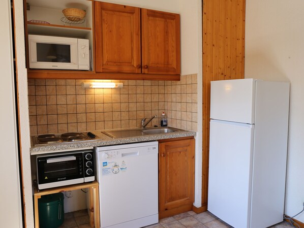 Kylskåp, mikrovågsugn, spishäll och diskmaskin