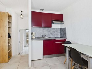 Fridge, microwave, stovetop