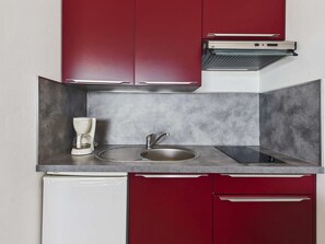Fridge, microwave, stovetop